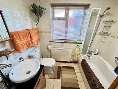En-suite bathroom